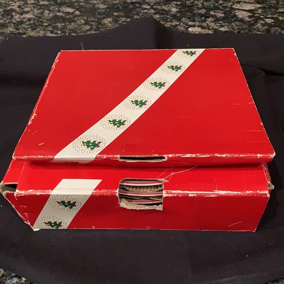 MACY’S HAND DECORATED PORCELAIN DESSERT PLATE SET 4 - Picture 6 of 8